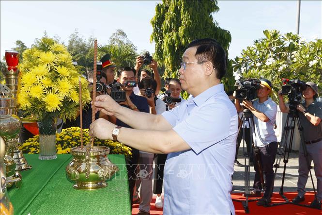 Chủ tịch Quốc hội dâng hương tưởng niệm các Anh hùng liệt sỹ tại Quảng Ngãi