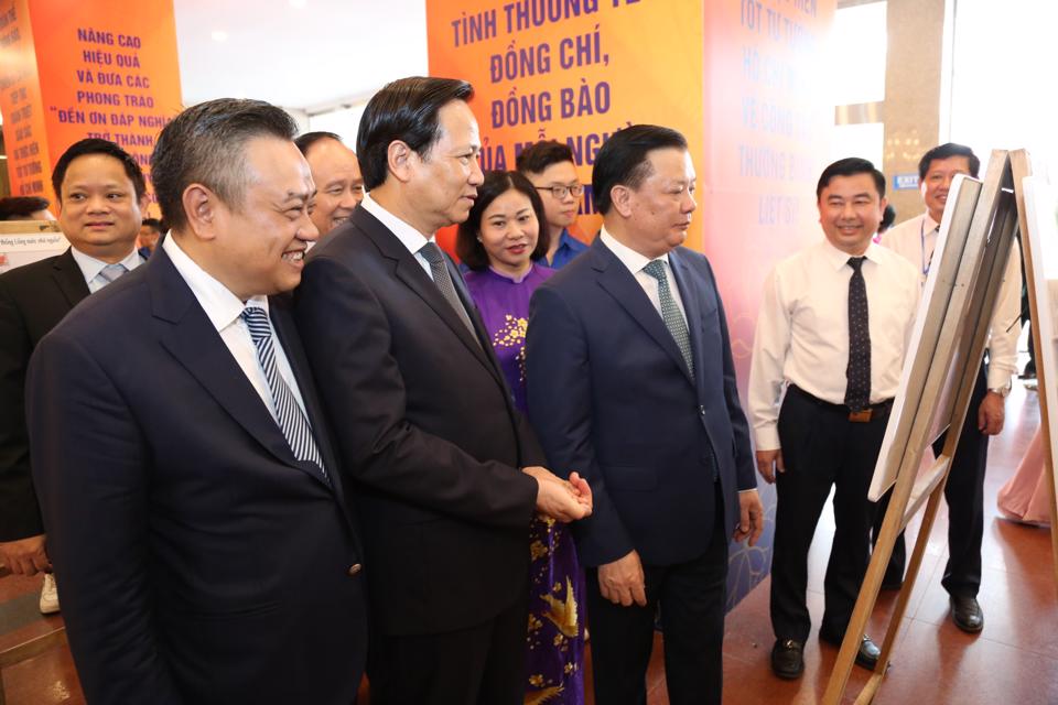 Trưng bày “Hà Nội – Tiếp nối truyền thống Uống nước nhớ nguồn”
