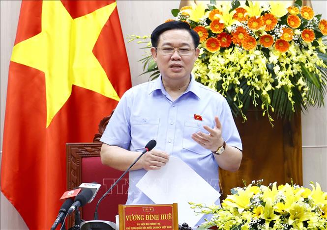 Chủ tịch Quốc hội Vương Đình Huệ làm việc với Ban Thường vụ Tỉnh ủy Quảng Ngãi