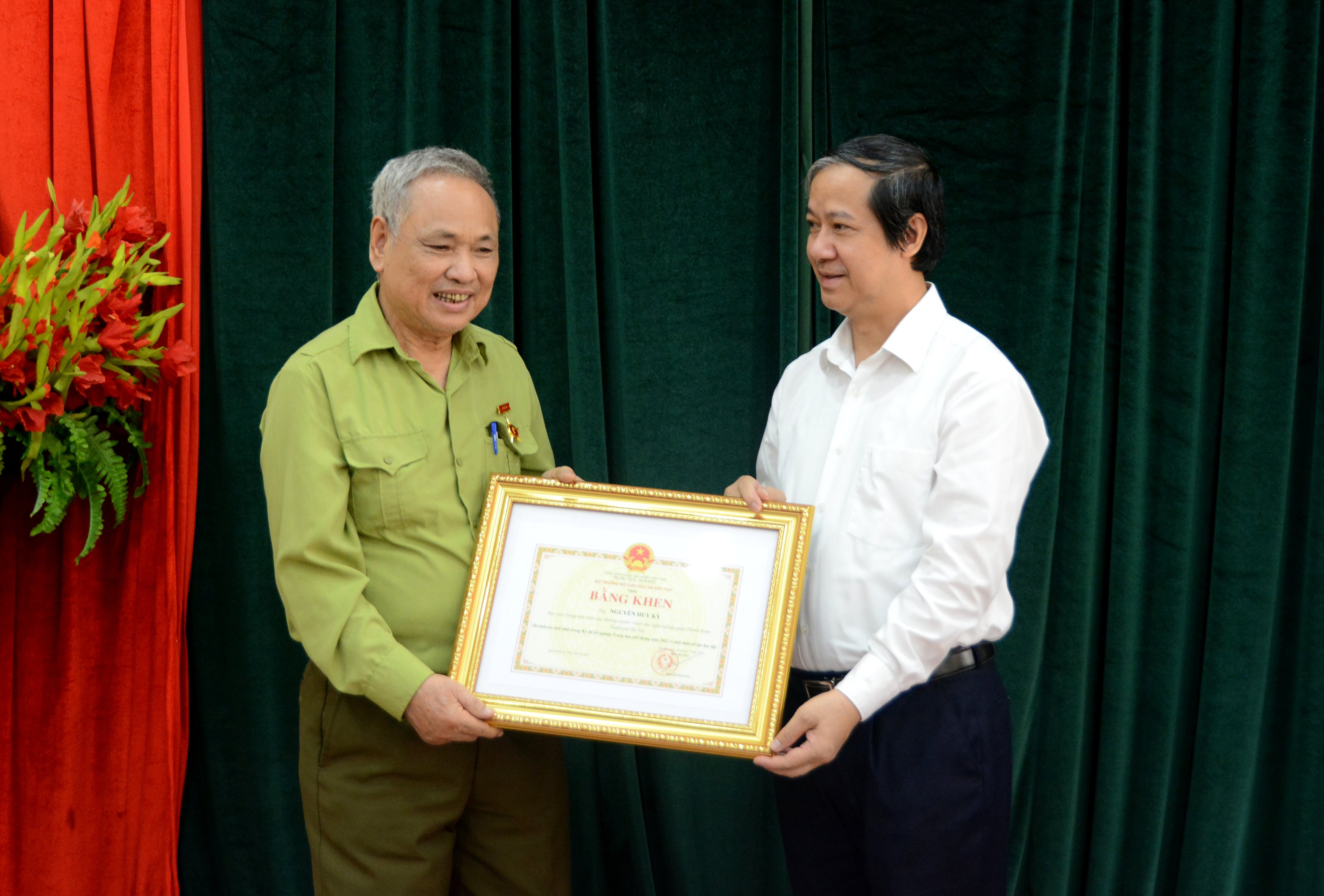 Tặng Bằng khen cho ông Nguyễn Huy Kỳ - thương binh hạng 3 4, thí sinh cao tuổi nhất Kỳ thi TNTHPT 2022