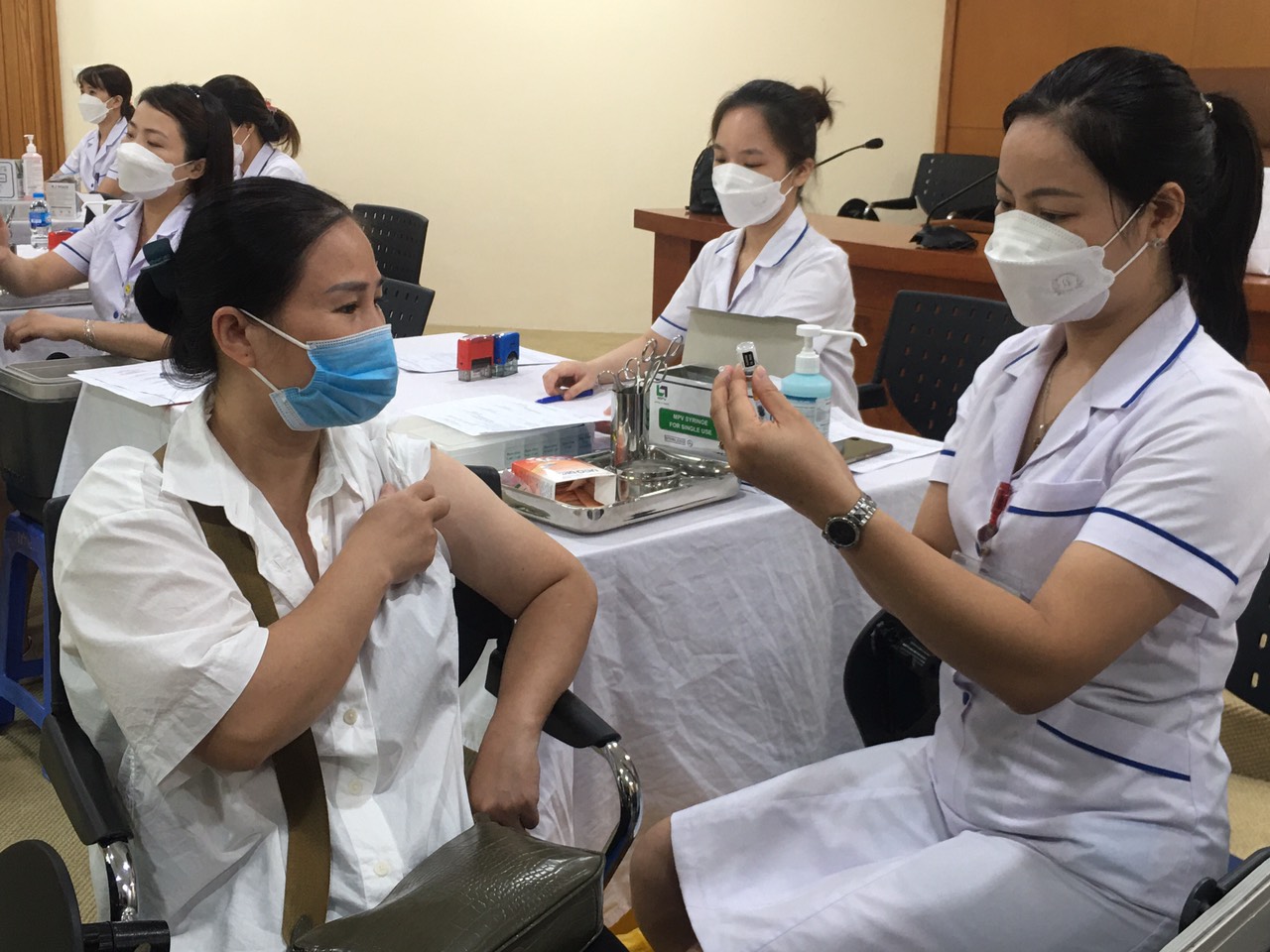 Số mắc mới COVID-19 tăng vọt lên thành 1 761 ca