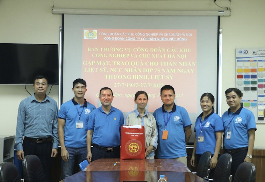 Trao quà cho 914 gia đình đoàn viên có thân nhân là người có công với cách mạng