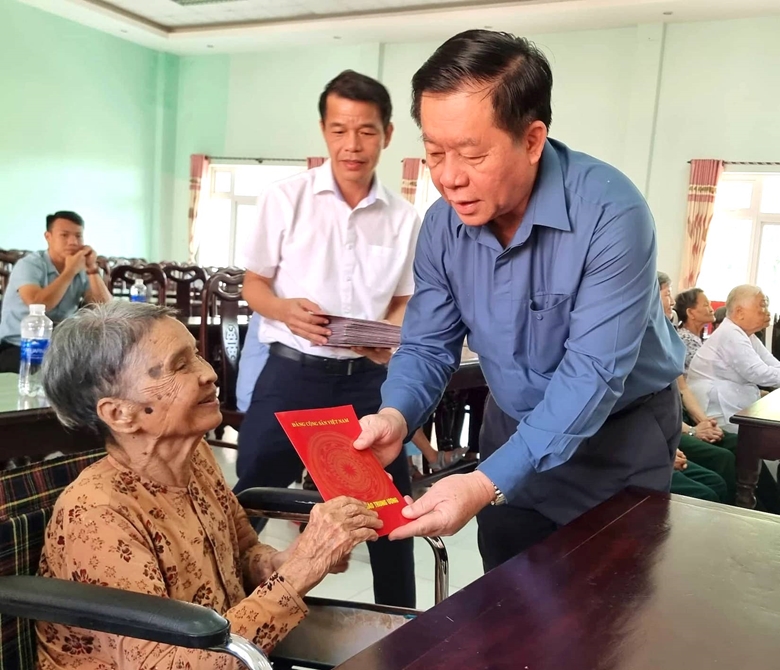 Tiếp tục quan tâm, chăm sóc tốt hơn nữa các đối tượng chính sách, người có công