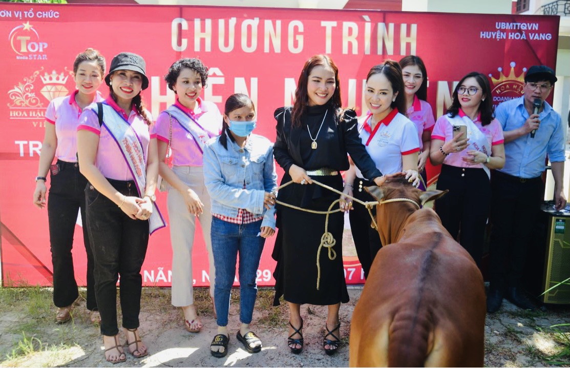 Tặng bò giống cho 22 hộ nghèo tại huyện Hoà Vang