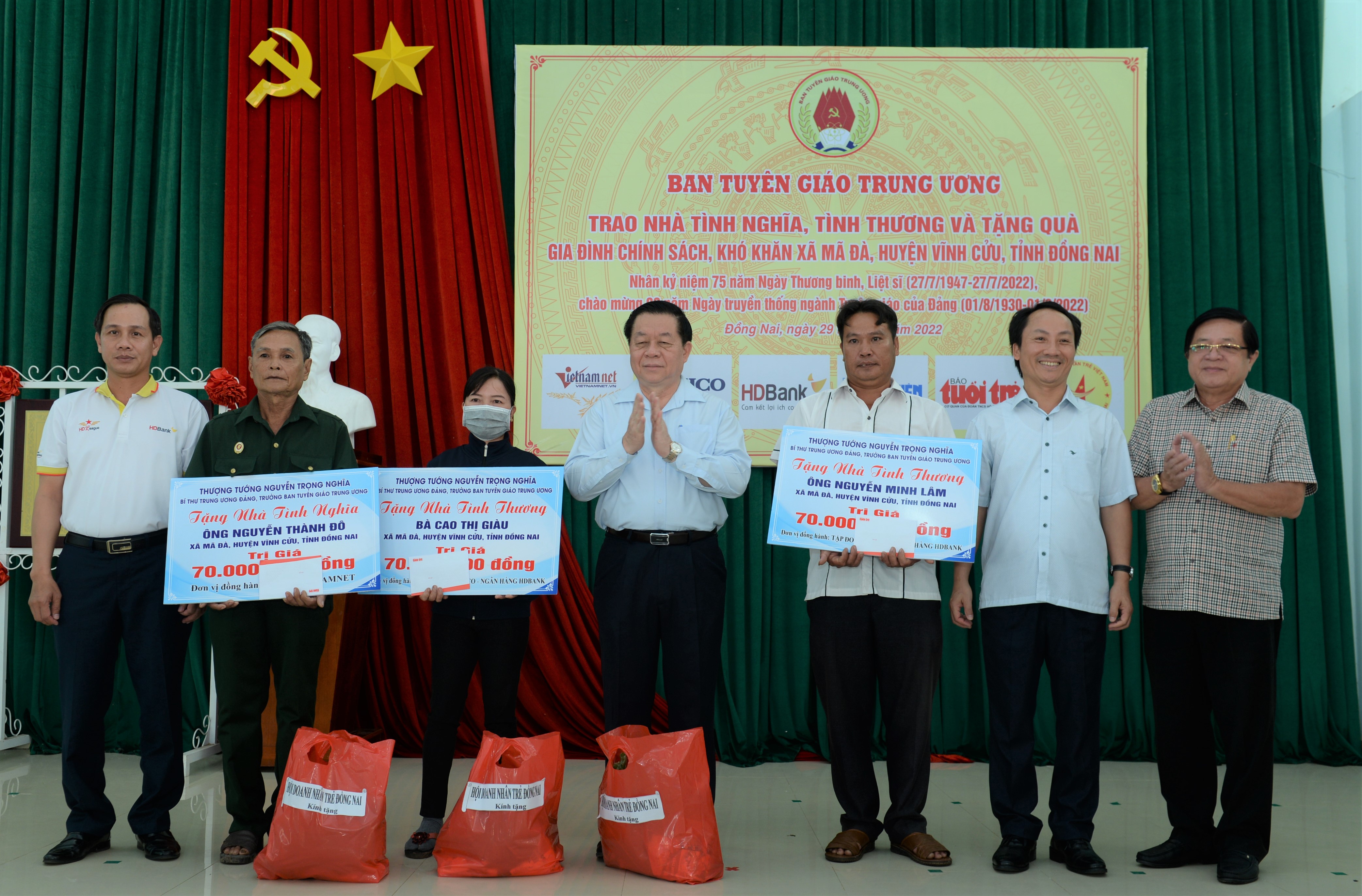 Trưởng Ban Tuyên giáo Trung ương tặng quà, trao nhà tình nghĩa tại Đồng Nai