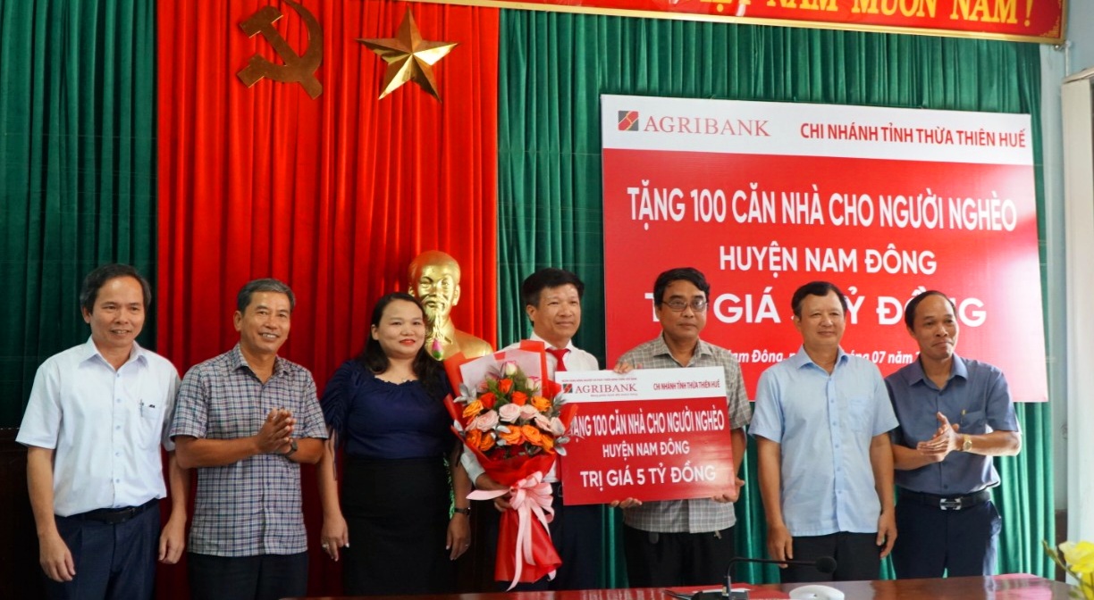 Thừa Thiên Huế Trao tặng 100 căn nhà tình nghĩa cho các hộ nghèo