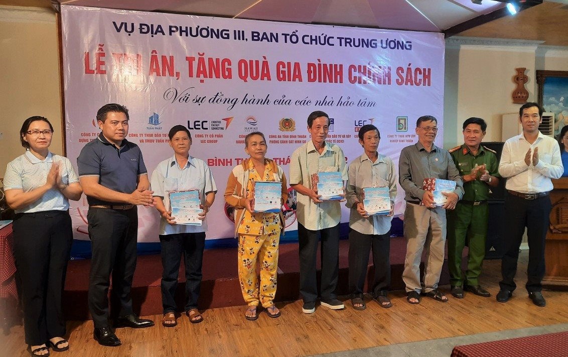 Đoàn công tác Vụ Địa phương III thăm, tặng quà gia đình chính sách tại Bình Thuận