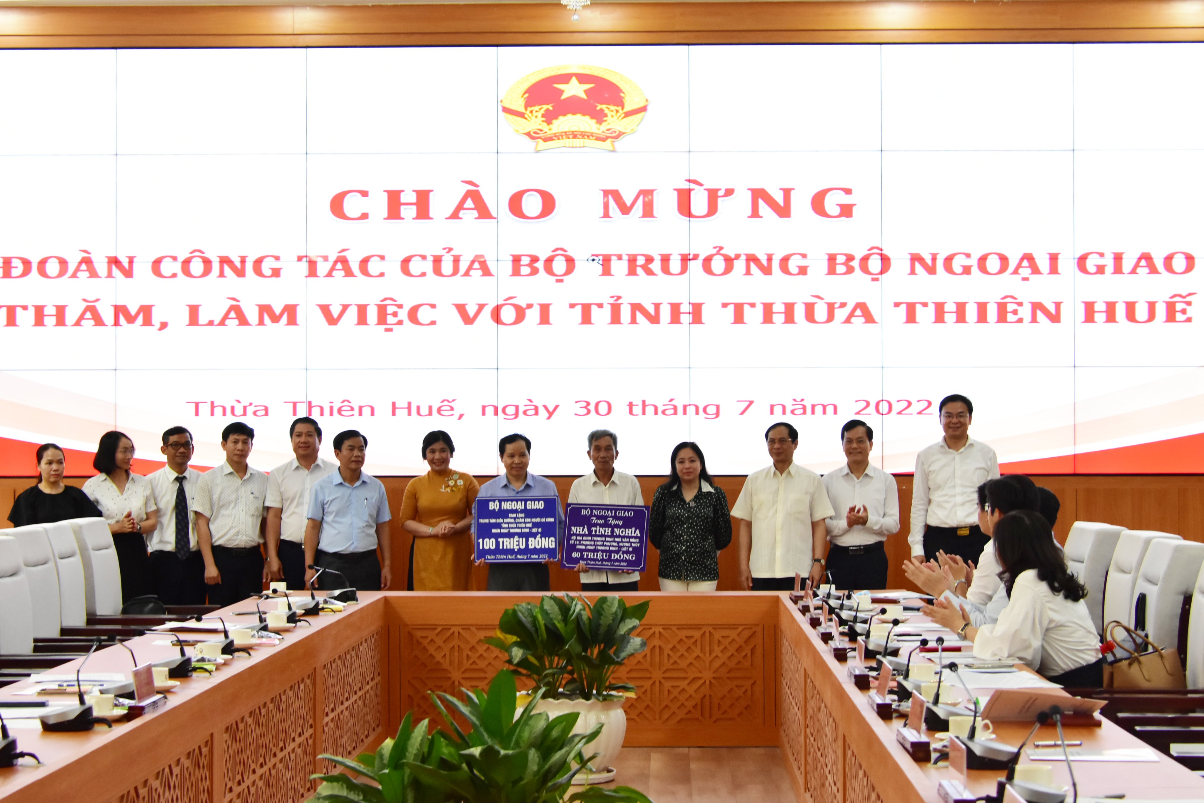 Đoàn công tác Bộ Ngoại giao thăm, tặng quà Trung tâm Điều dưỡng chăm sóc người có công tỉnh Thừa Thiên Huế