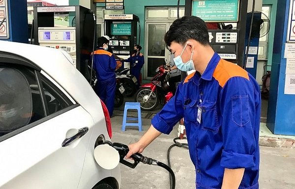 Giá xăng tiếp tục giảm về dưới 25 000 đồng lít