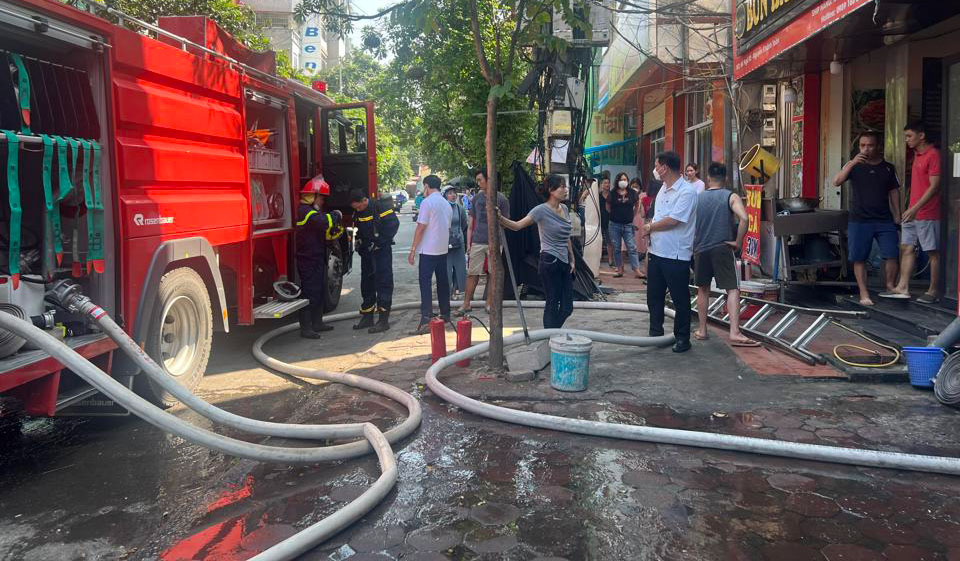Hà Nội Cháy nhà trong ngõ nhỏ, 2 người được giải cứu