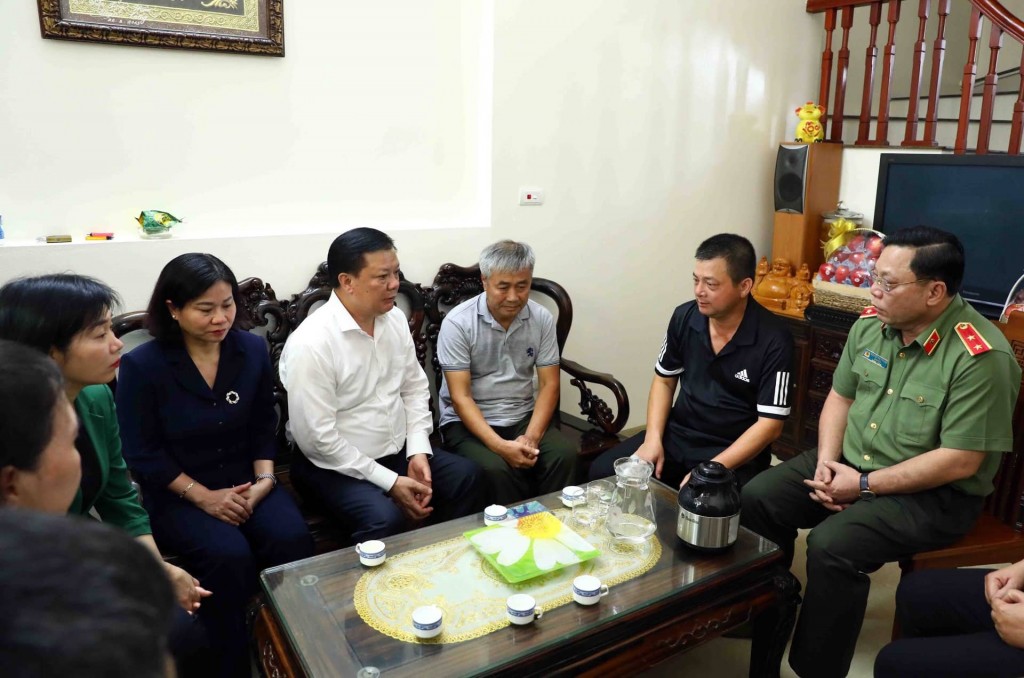 Bí thư Thành ủy Hà Nội thăm gia đình cán bộ, chiến sĩ hy sinh trong vụ cháy tại Cầu Giấy
