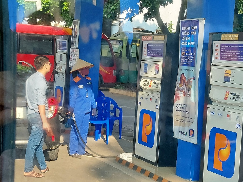 Xăng dầu giảm, sao giá hàng hóa chưa giảm