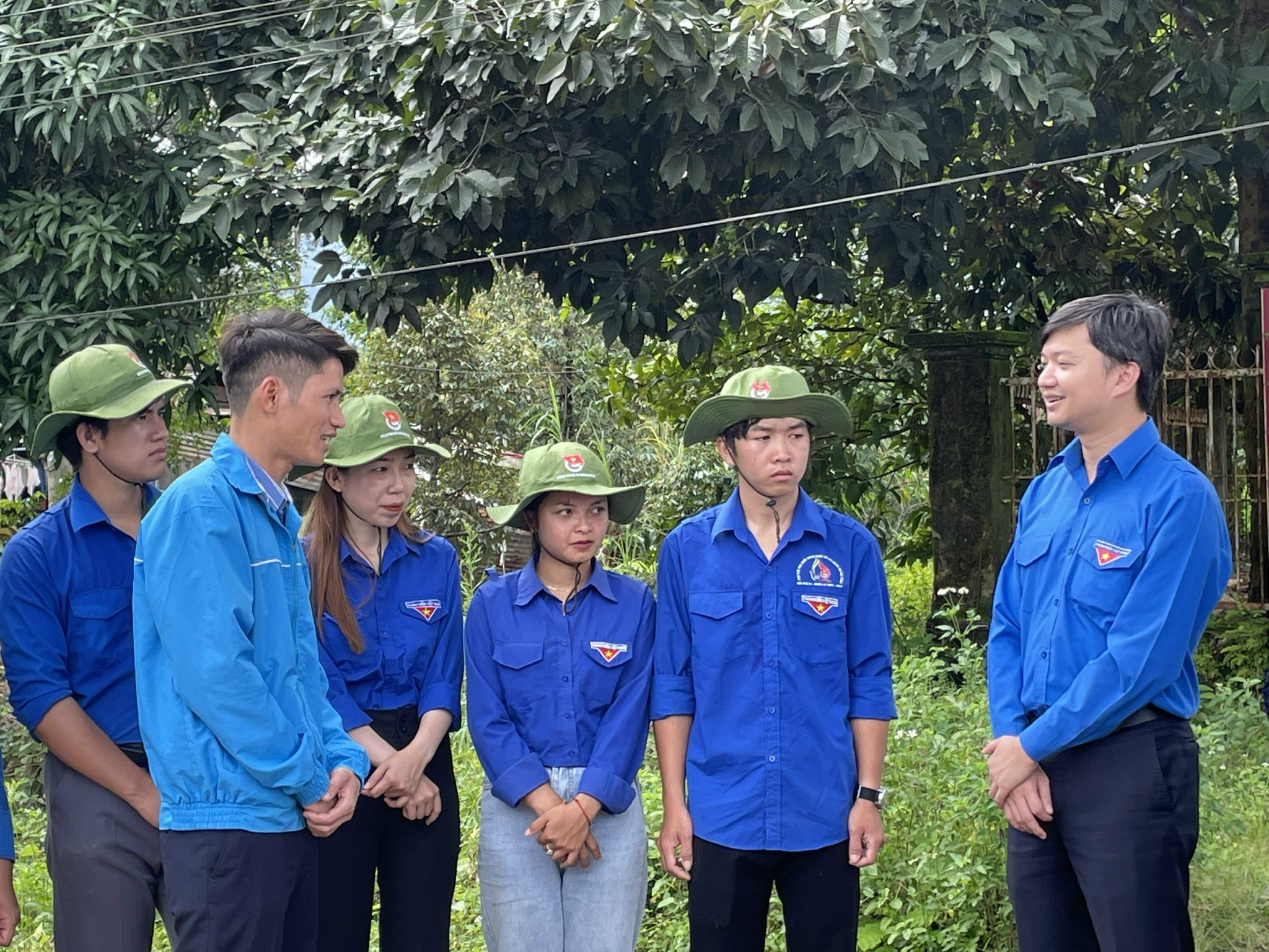 Bí thư Trung ương Đoàn thăm, tặng quà các đội hình tình nguyện Mùa hè xanh tại Lâm Đồng