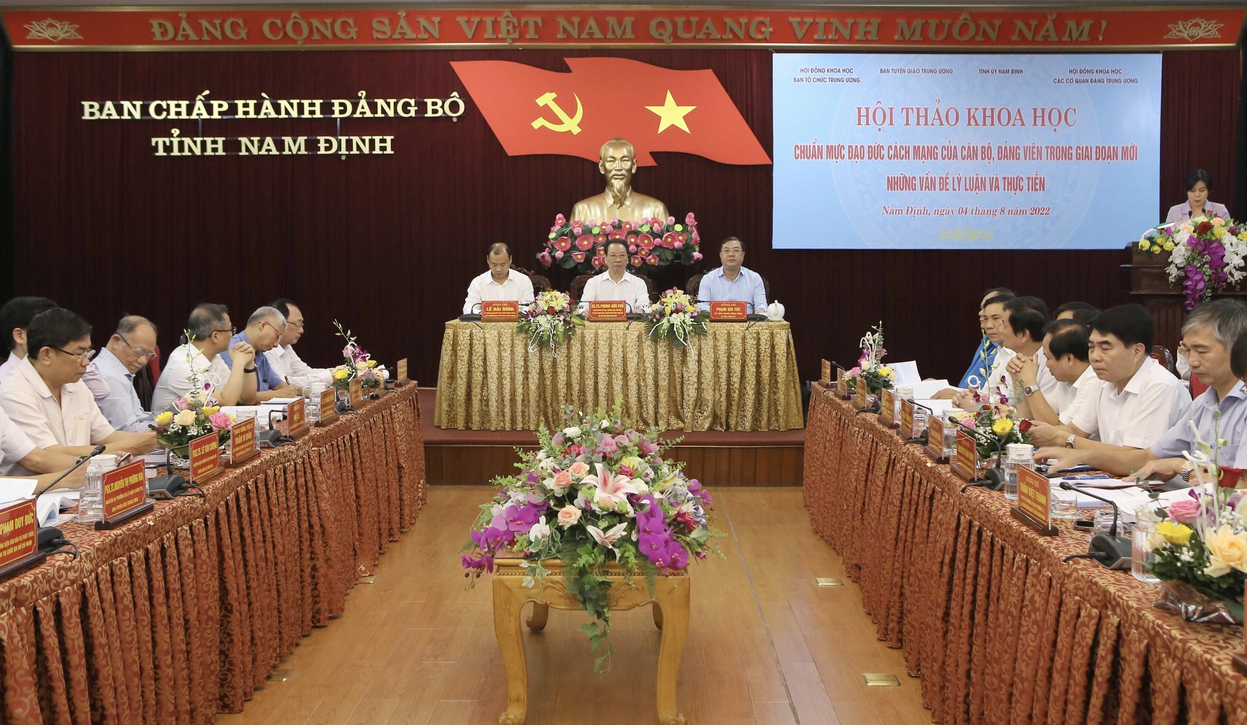 Chuẩn mực đạo đức cách mạng của cán bộ, đảng viên trong giai đoạn mới