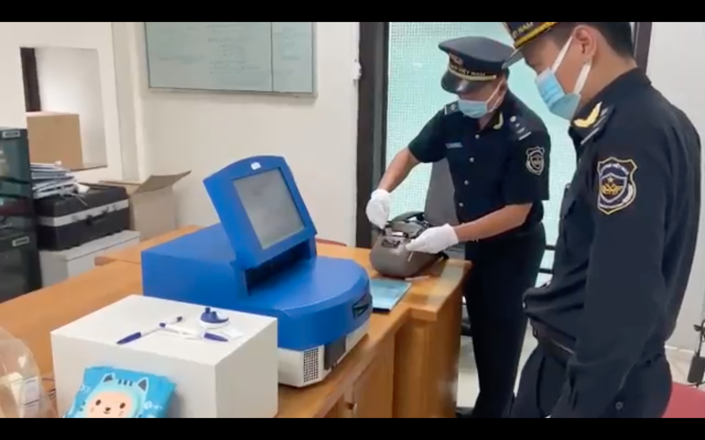 Ngụy trang 8 bánh heroin trong thùng hàng quạt gió