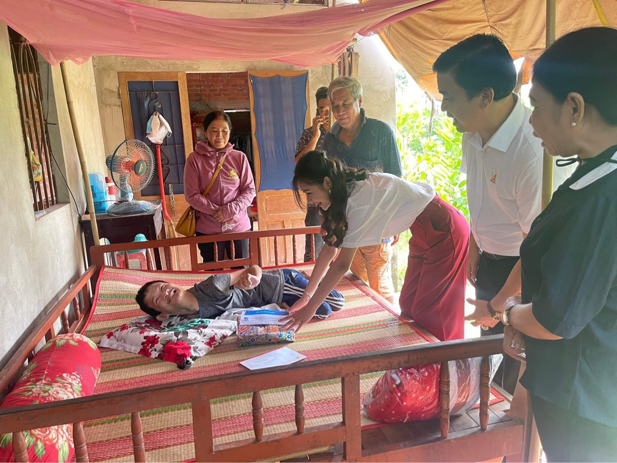 Hoa hậu Môi trường Việt Nam Nguyễn Thanh Hà với hành trình yêu thương