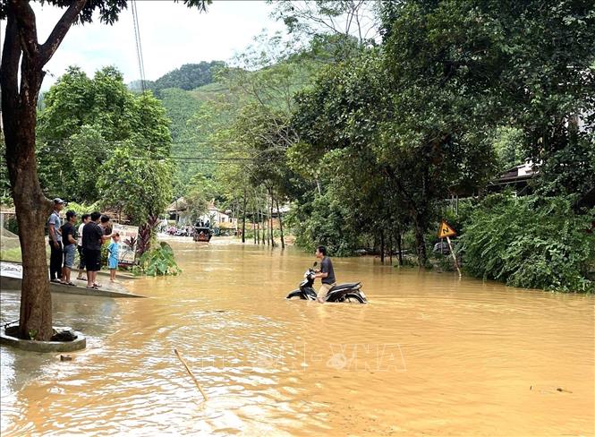 Ngập úng cục bộ trên quốc lộ 37 gây ách tắc giao thông trong nhiều giờ