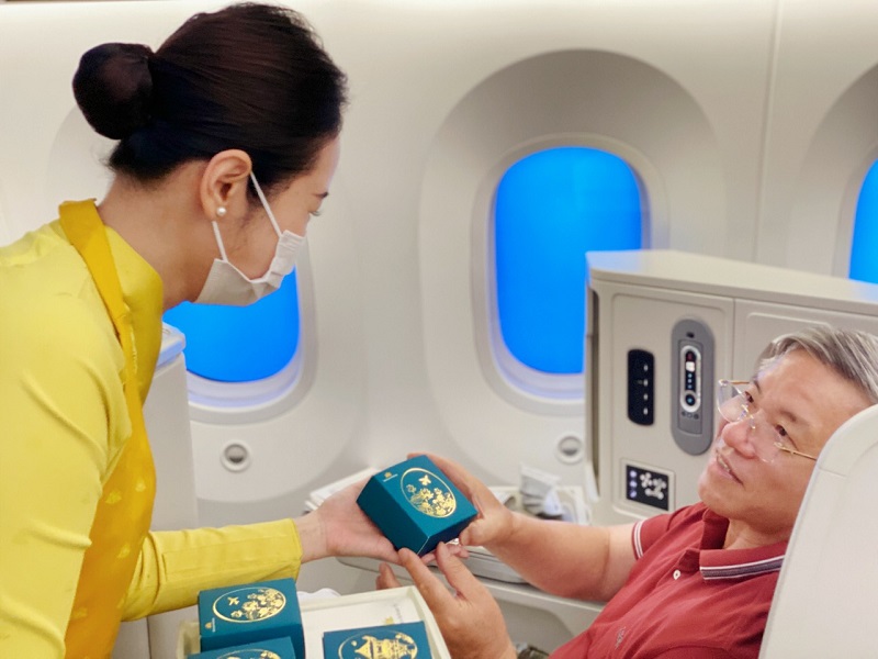 Hành khách hàng không vui mừng đón nhận bánh trung thu