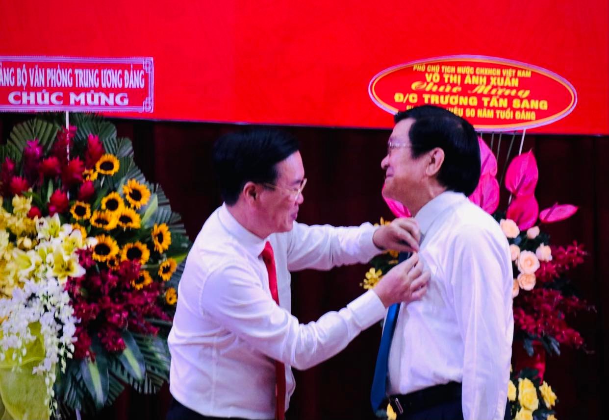 Trao Huy hiệu 50 năm tuổi Đảng cho đồng chí Trương Tấn Sang
