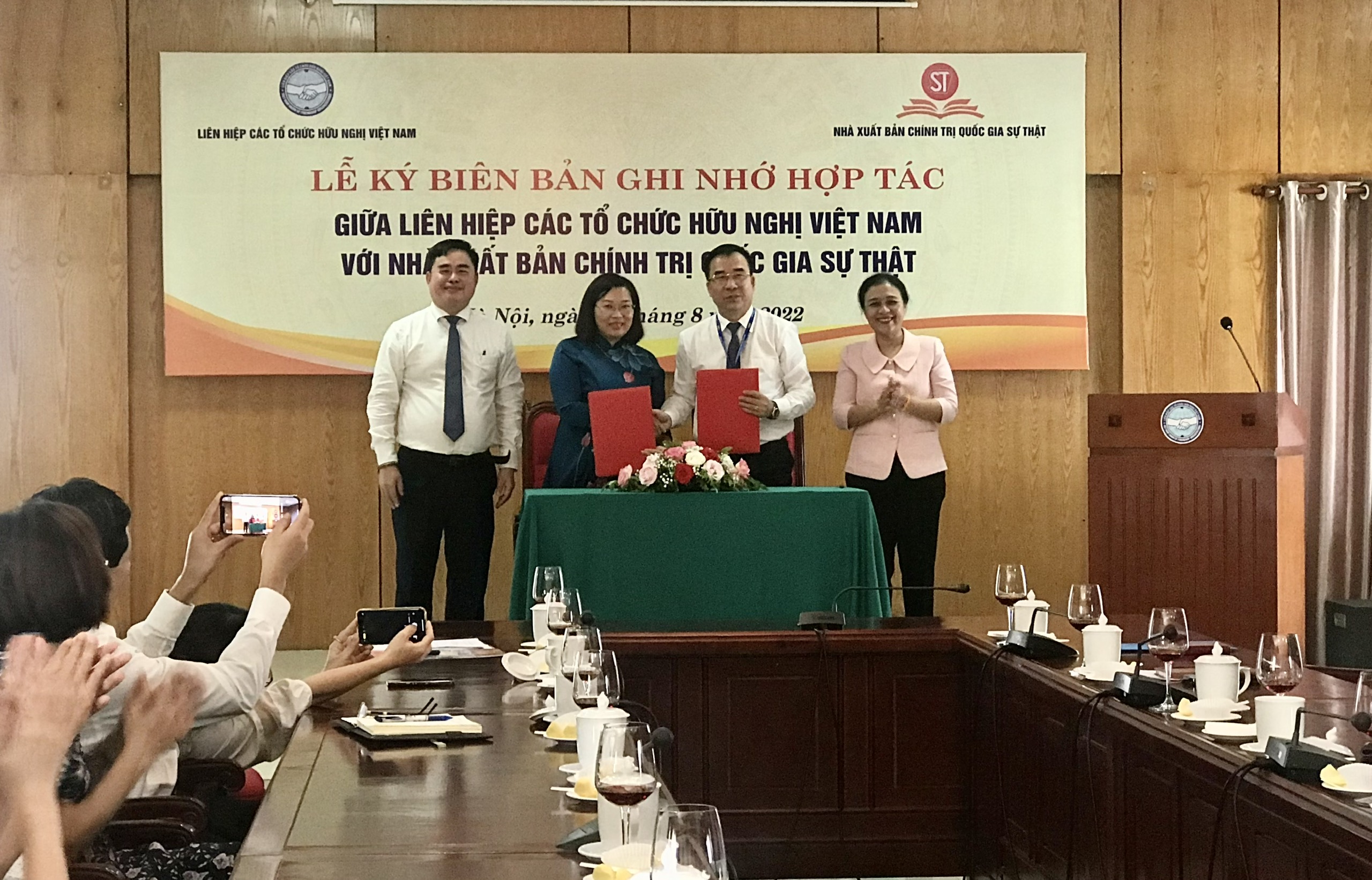 Hợp tác giữa Liên hiệp các tổ chức hữu nghị Việt Nam với NXB Chính trị quốc gia Sự thật