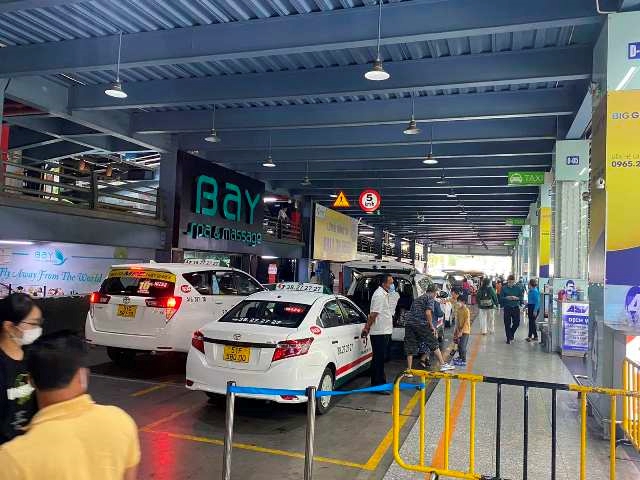 Xử lý xe ép khách tăng giá tại sân bay Tân Sơn Nhất