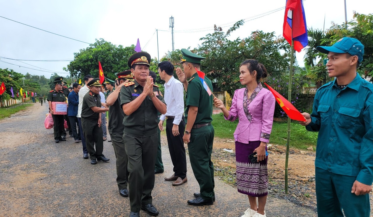 Mô hình kết nghĩa bản - bản, thắm tình nơi biên giới Việt - Lào