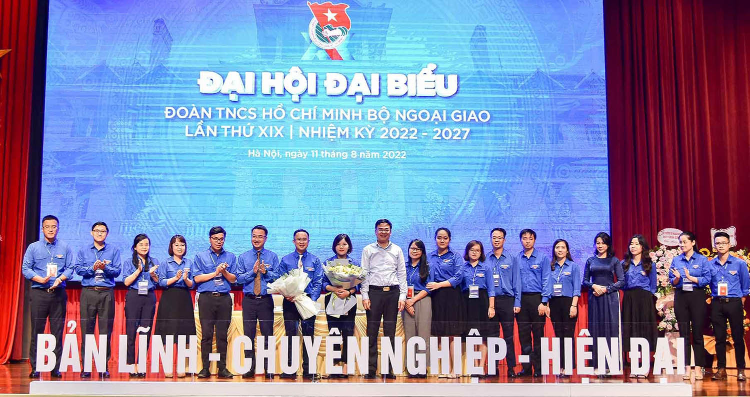 Xây dựng đội ngũ cán bộ Ngoại giao trẻ bản lĩnh, chuyên nghiệp, hiện đại