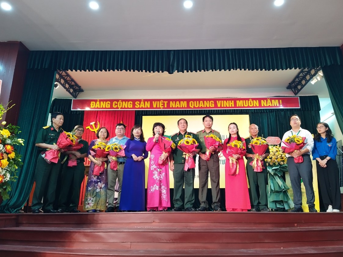 Thành lập Câu lạc bộ “Mãi mãi tuổi 20”