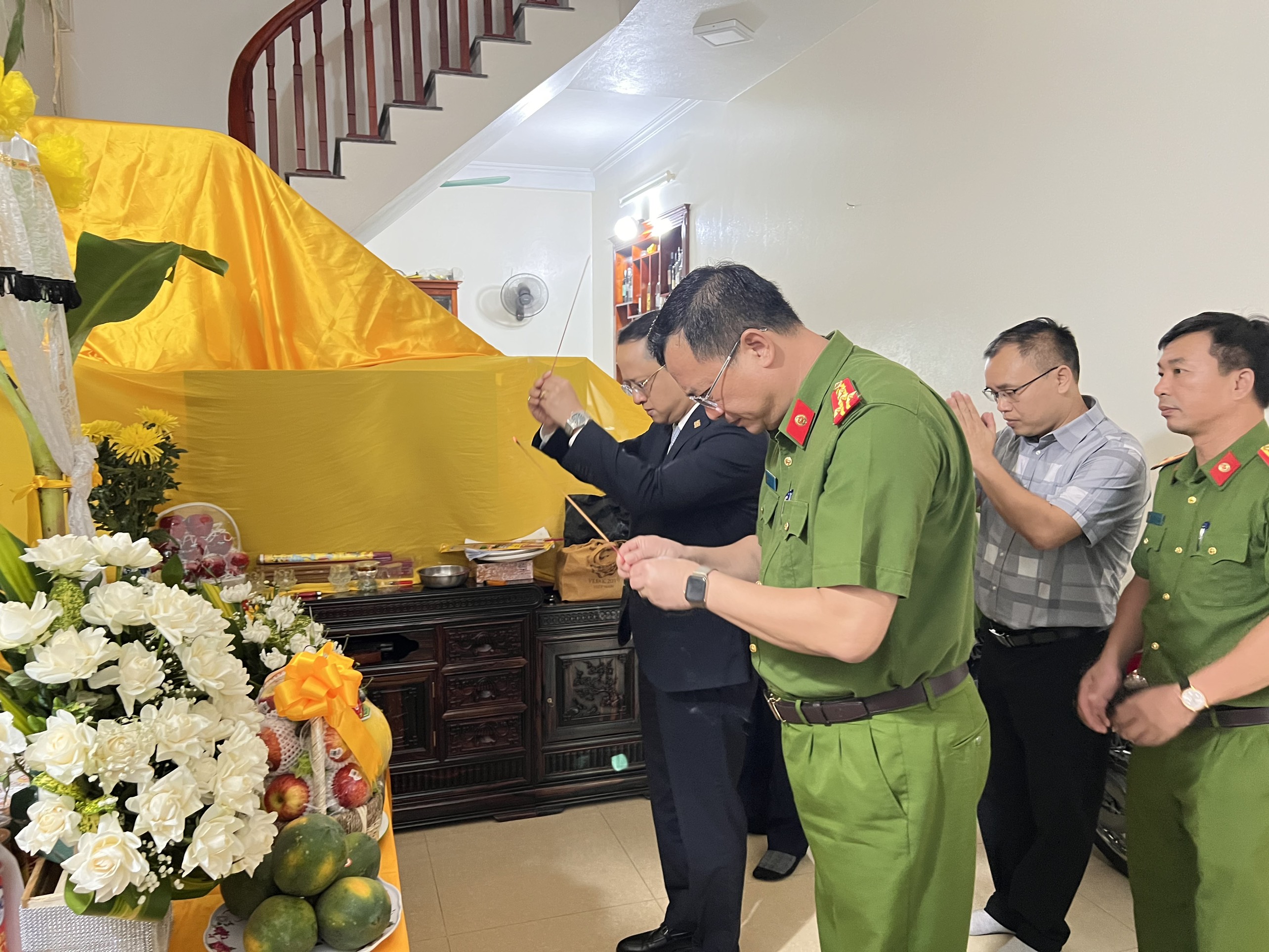 Hà Nội Trao tặng sổ tiết kiệm cho gia đình 03 liệt sỹ Cảnh sát chữa cháy