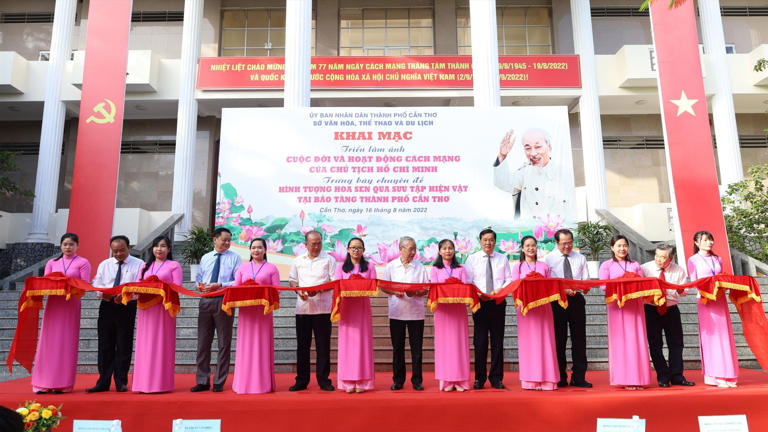 Khai mạc triển lãm ảnh “Cuộc đời và hoạt động cách mạng của Chủ tịch Hồ Chí Minh”