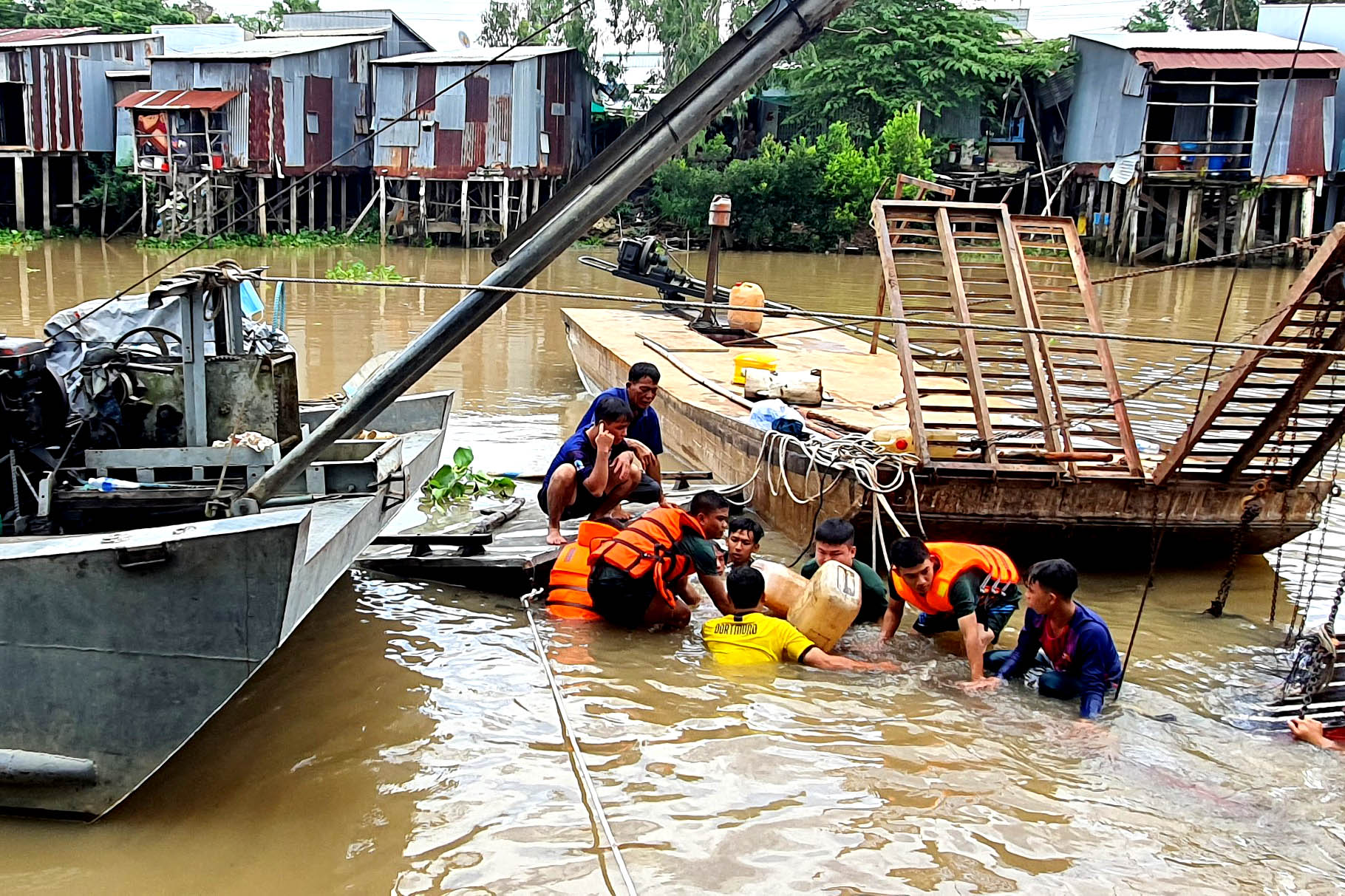 Bộ đội Biên phòng An Giang kịp thời cứu nạn 01 thuyền máy bị chìm