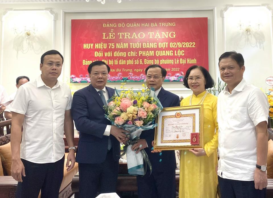 Hà Nội  9 892 đảng viên được trao huy hiệu Đảng dịp 2 9