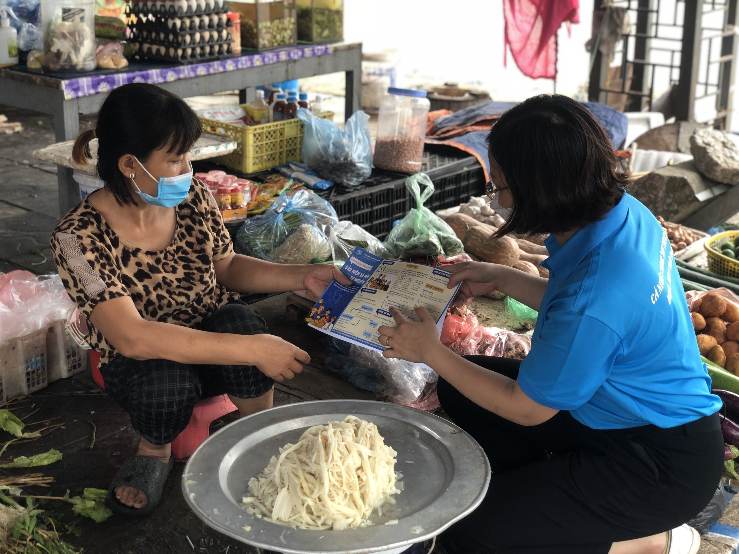 Hà Nội Quận Long Biên hộ nghèo, cận nghèo được hỗ trợ 100 tiền đóng theo mức chuẩn hộ nghèo khu vực nông thôn khi tham gia BHXH tự nguyện

​
