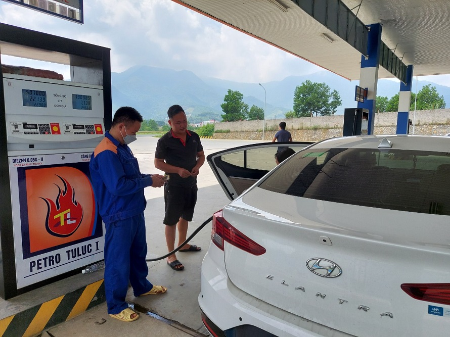 Giá xăng dầu giảm, chờ giá cả “hạ nhiệt”