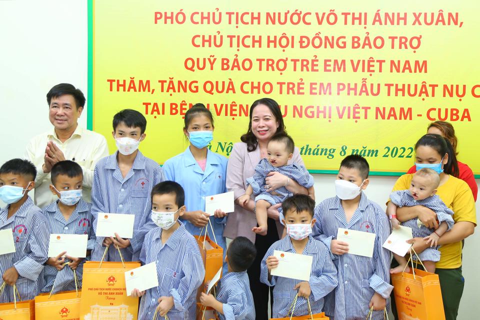 Phó Chủ tịch nước tặng quà cho 65 bệnh nhi phẫu thuật khe hở môi, vòm miệng