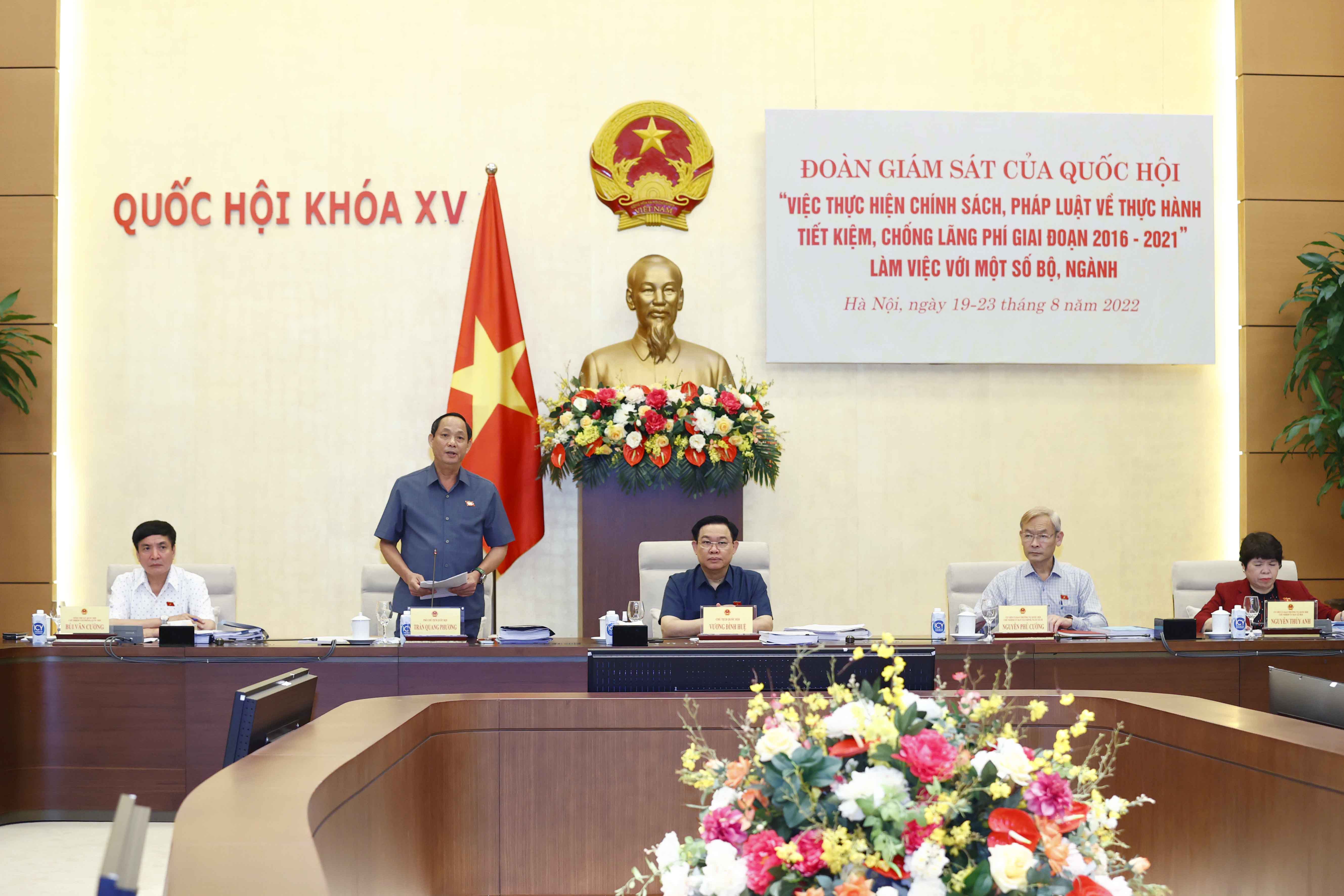 Chủ tịch Quốc hội Vương Đình Huệ Tiết kiệm không phải như “cây kéo” cắt xén chi tiêu