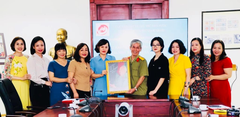 Tiếp nhận 111 bức ảnh Đại tướng Võ Nguyên Giáp của Đại tá Trần Hồng