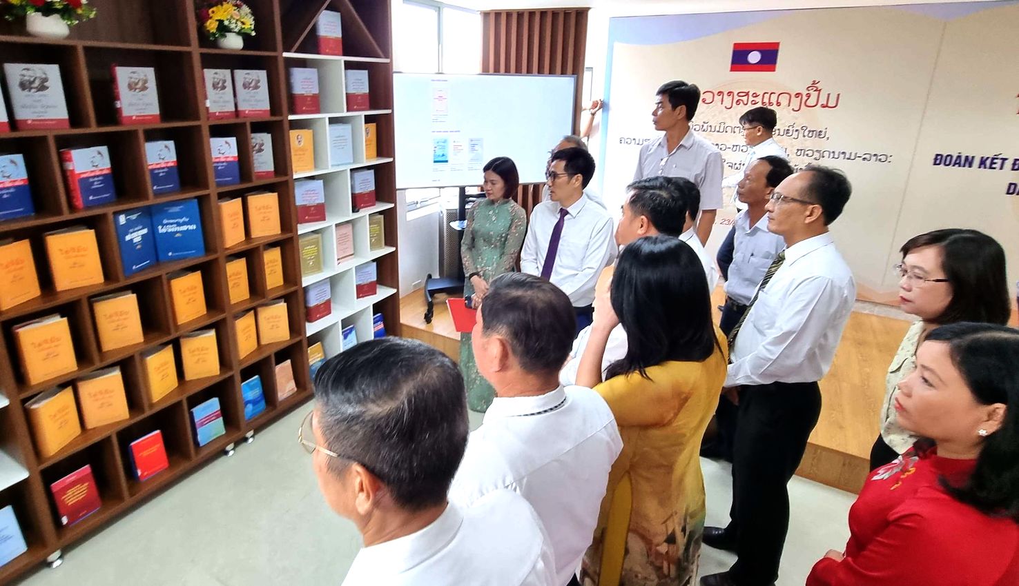 Quan hệ đặc biệt Việt Nam - Lào Dấu ấn qua từng trang sách