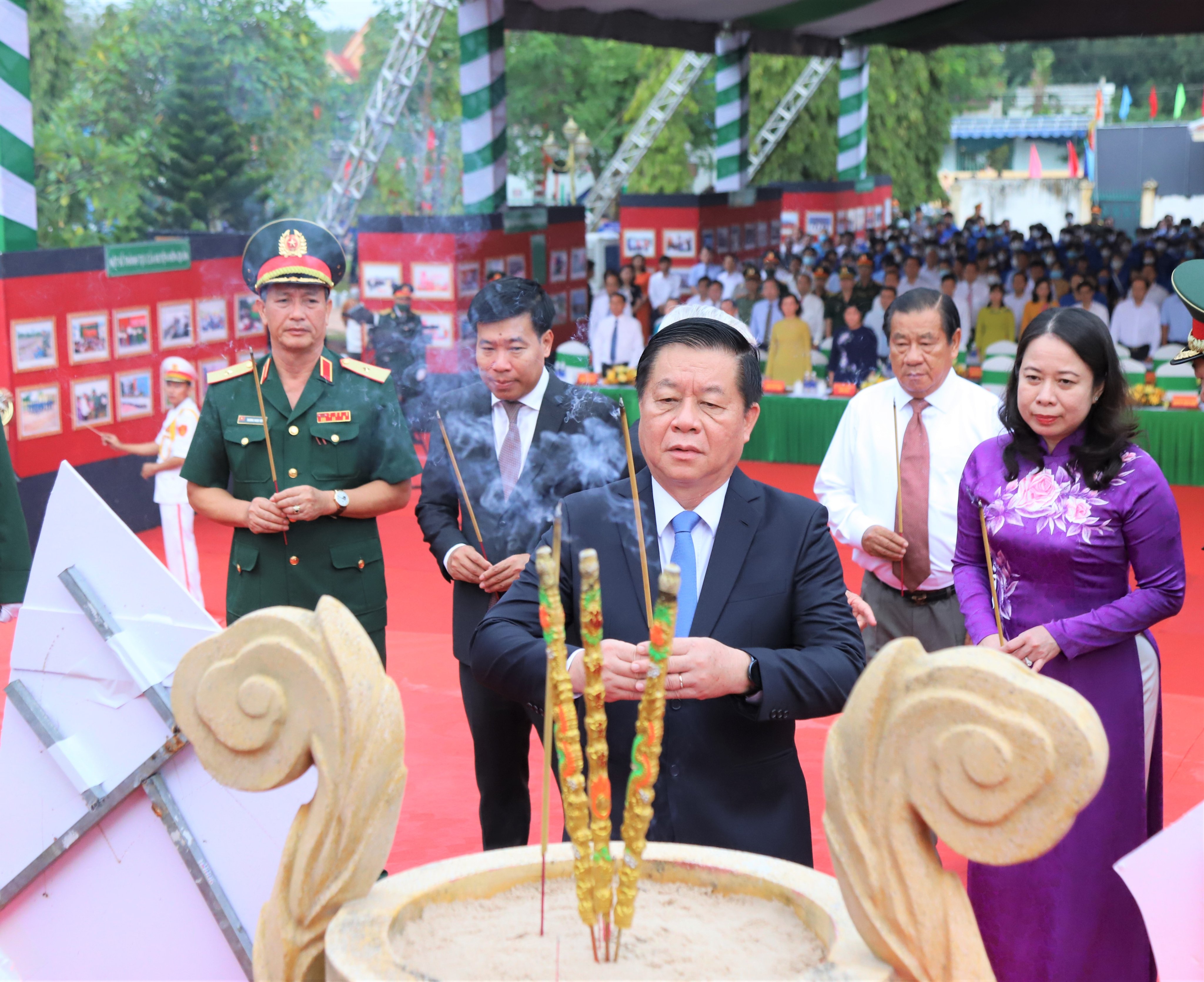 Lãnh đạo Đảng, Nhà nước dâng hương tại di tích Chốt chặn Tàu Ô