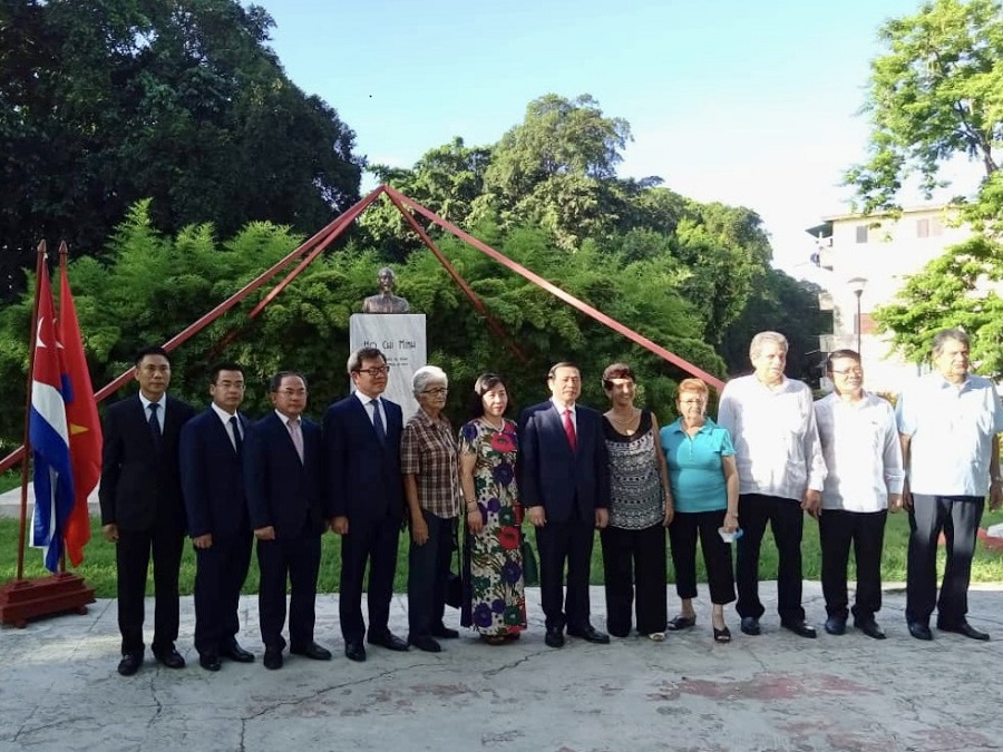 Đoàn công tác Ban Tuyên giáo TƯ dâng hoa tại Tượng đài Chủ tịch Hồ Chí Minh ở Cuba