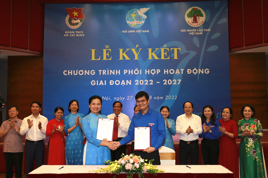 Phối hợp tổ chức các hoạt động trong phụ nữ cao tuổi và nữ thanh niên