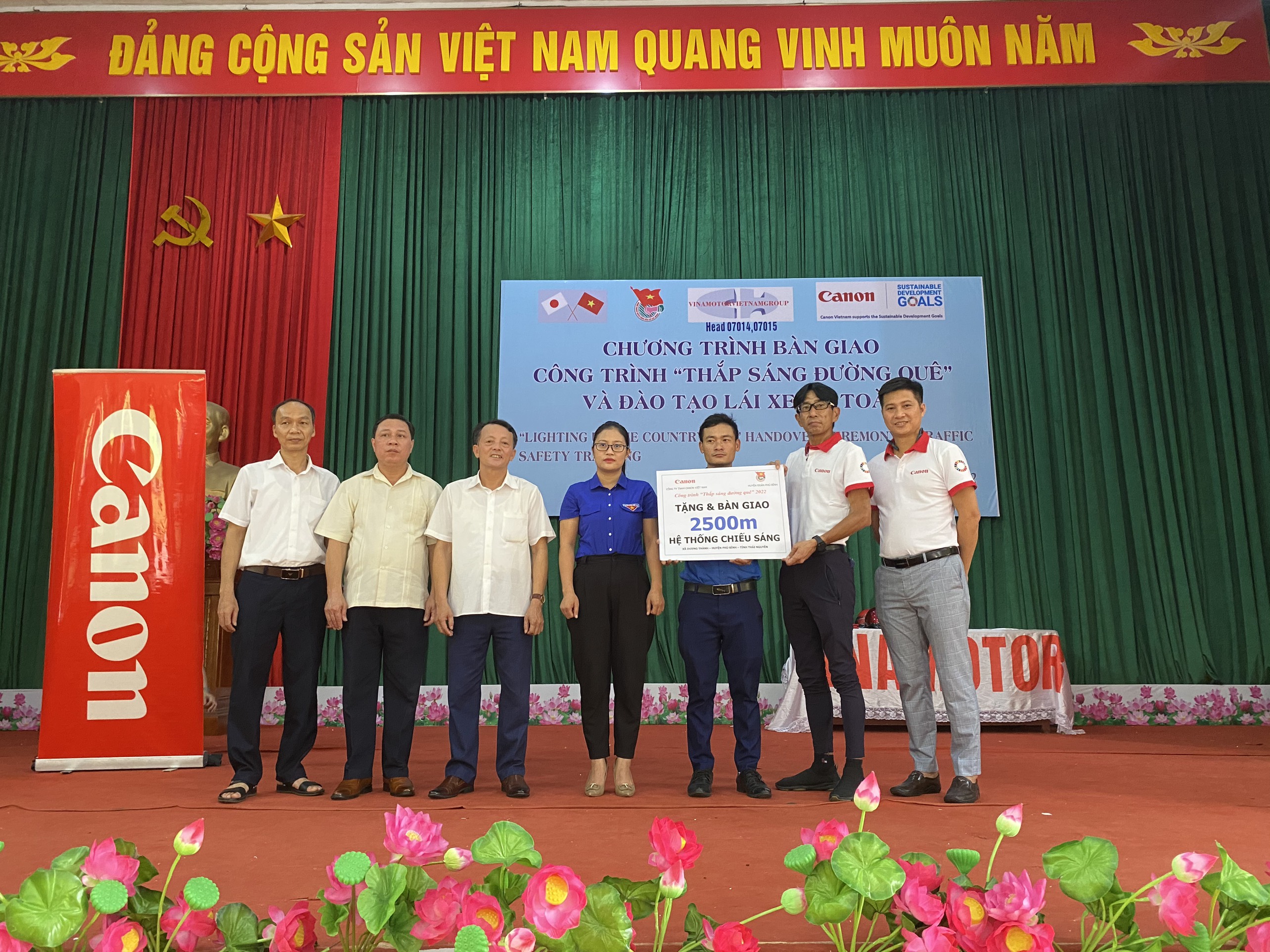 Bàn giao 2,5 km công trình “thắp sáng đường quê” tại tỉnh Thái Nguyên