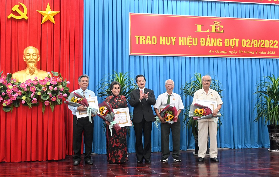 Trao huy hiệu Đảng cho 22 đảng viên cao niên dịp 2 9