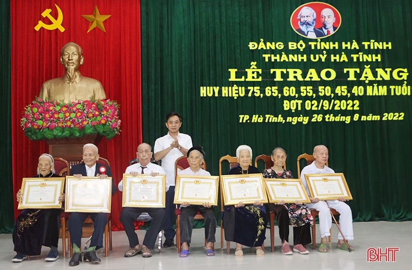 Hà Tĩnh tặng huy hiệu Đảng cho 1 777 đảng viên dịp Quốc khánh 2 9