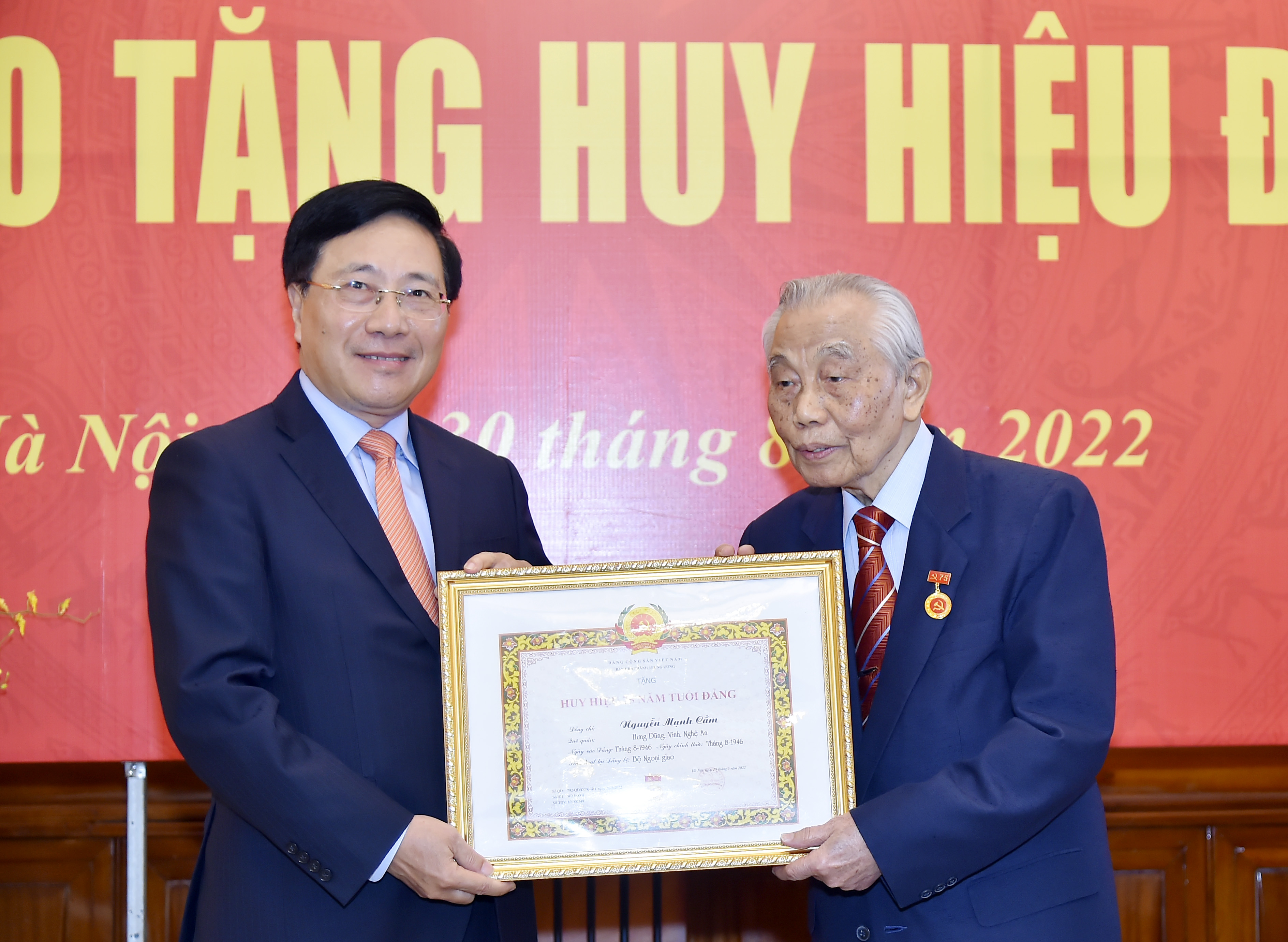 Trao tặng Huy hiệu 75 năm tuổi Đảng cho đồng chí Nguyễn Mạnh Cầm