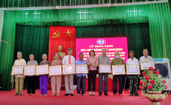Thái Bình trao tặng Huy hiệu Đảng cho 2 731 đảng viên trong đợt 2 9 2022