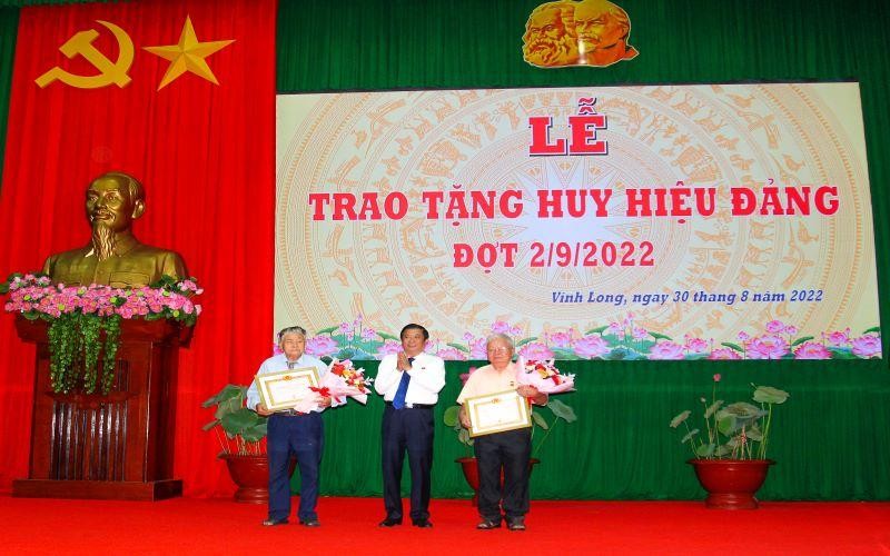 Vĩnh Long, Hà Tĩnh trao Huy hiệu Đảng cho đảng viên dịp Quốc khánh 2 9