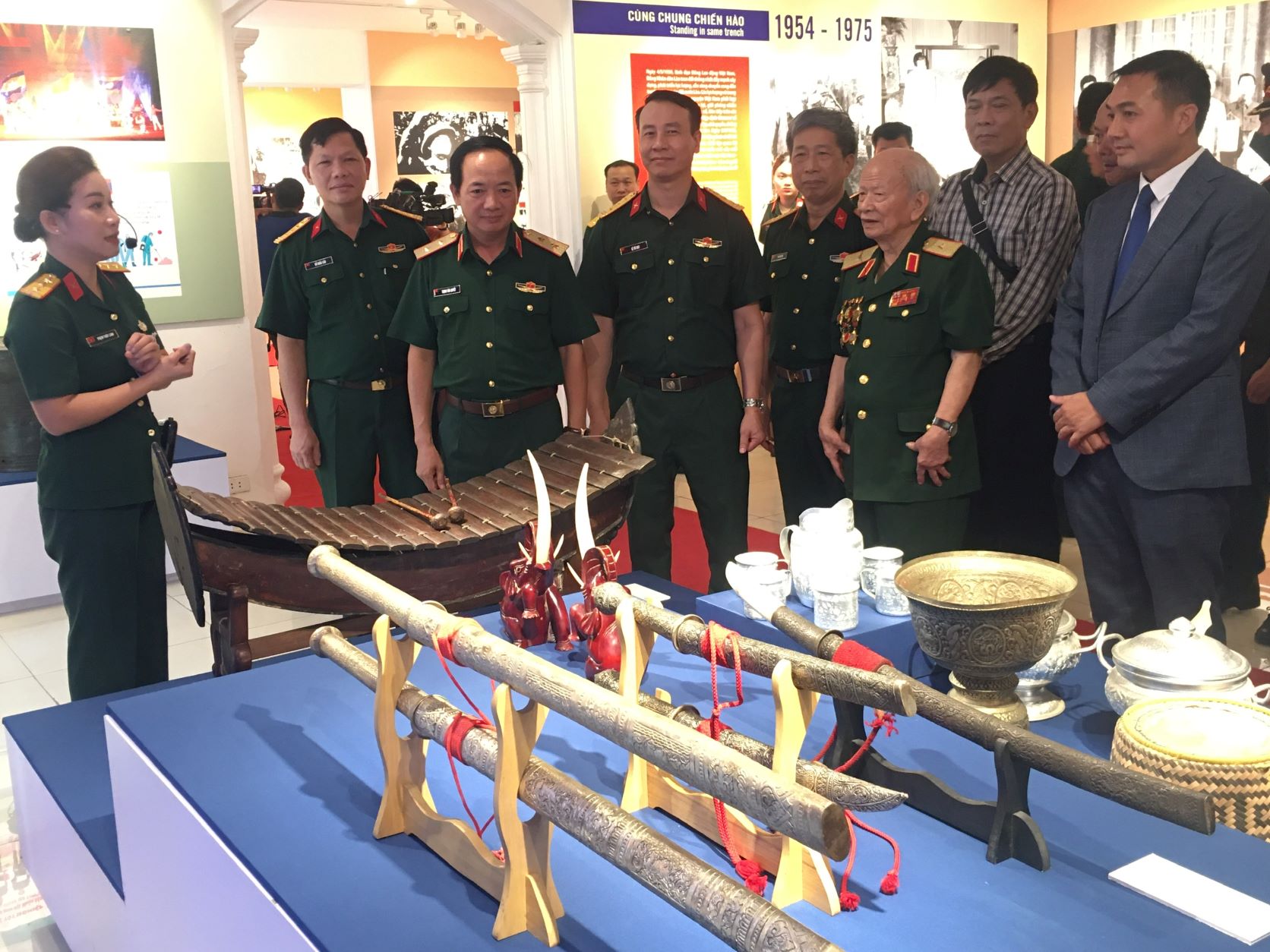 Khai mạc Triển lãm “Sắt son nghĩa tình Việt Nam - Lào”