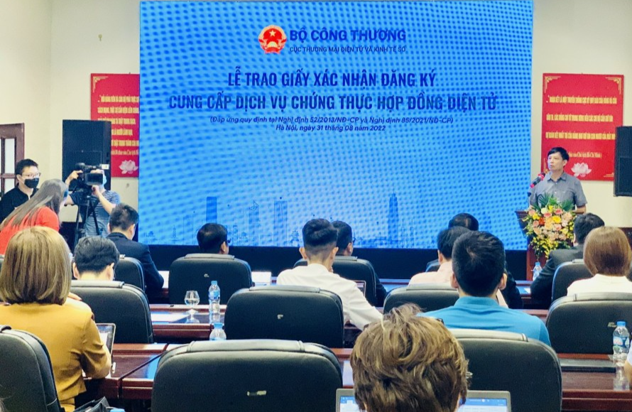 Cấp giấy xác nhận chứng thực hợp đồng điện tử cho 5 doanh nghiệp lớn