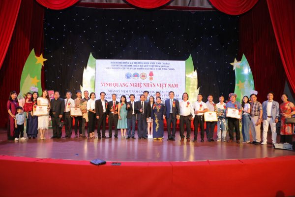 Vinh quang nghệ nhân Việt Nam Vinh danh tâm đức và tài năng của các nghệ nhân, doanh nhân Việt Nam